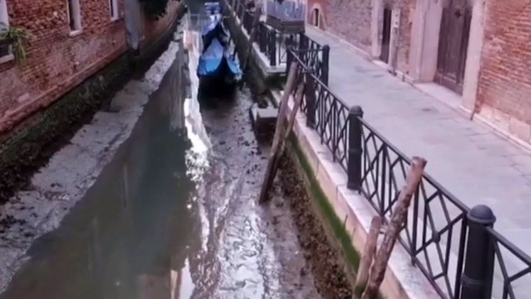 Video: Sucho a bláto. Benátské kanály pro jednou trápí nedostatek vody